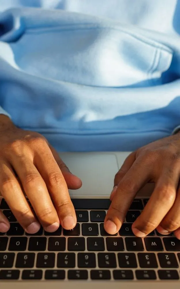 Χέρια πληκτρολογούν σε laptop, έτοιμα να απαντήσουν στο μήνυμά σου